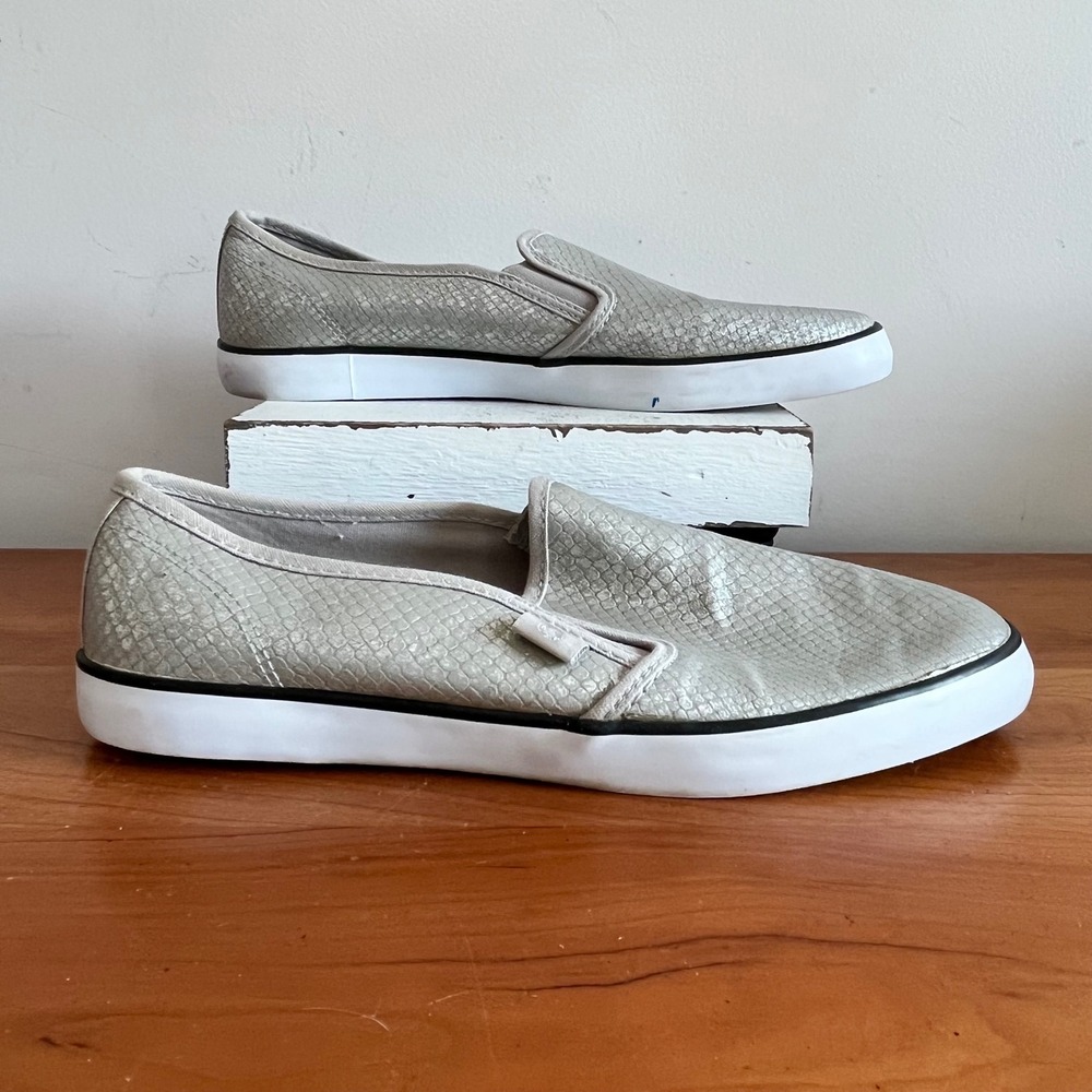 G by GUESS Malden6 Womens Silver Metallic Snakeskin Slip On Sneakers Size 8.5M
